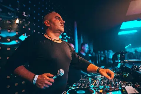 DJ Kris ile ma lat? Zaskakujące fakty o jego wieku i karierze
