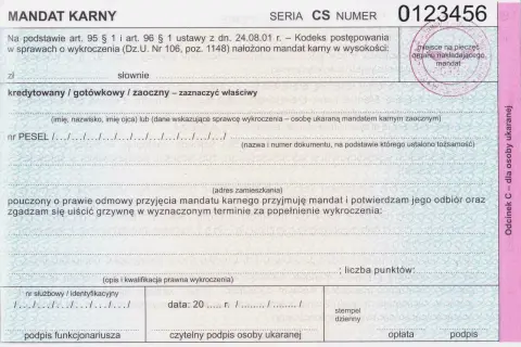 Mandat karny z numerem 0123456. Dokument zawiera dane sprawcy, opis wykroczenia i miejsce na podpisy.