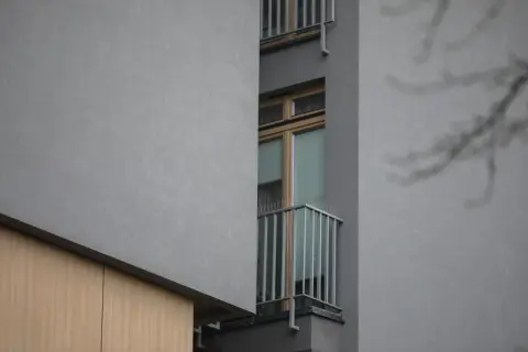 Szare bloki, wąskie okna i balkon z kolcami na ptaki – typowa patodeweloperka.