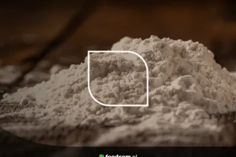Stos białego proszku, być może mąki, z widocznym logo foodcom.pl. Ten ci 77891 jest idealny do wypieków.
