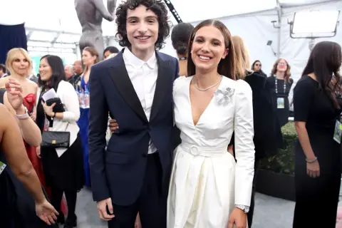 Finn Wolfhard i Millie Bobby Brown na gali. Czy Finn Wolfhard jest w związku? Para wygląda na szczęśliwą.