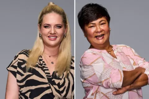 Zwei Frauen, eine mit blonden Haaren und Zebra-Muster-Kleid, die andere mit kurzen schwarzen Haaren und rosa Bluse. Sie sind Teil von "The 50 Staffel 3".