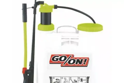 Opryskiwacz do ogrodu z żółtą lancą i zielonymi elementami. Logo GO/ON! na białym tle.
