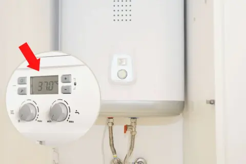 Zbliżenie na panel sterowania bojlera elektrycznego 80l, pokazujące temperaturę 37°C. Zastanawiasz się, ile prądu zużywa bojler elektryczny 80l?