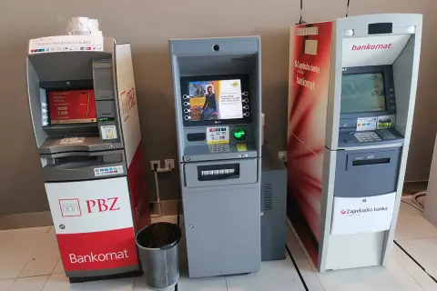 Trzy bankomaty w Chorwacji: PBZ, Zagrebačka banka. W Chorwacji obowiązuje euro, więc to właśnie ta waluta będzie wypłacana z bankomatów.