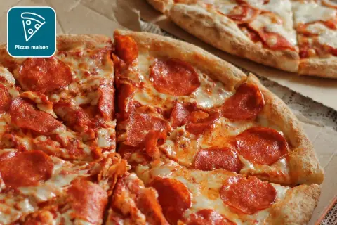 Délicieuse pizza maison sans gluten, garnie de pepperoni et de fromage fondant. Un régal pour les papilles !