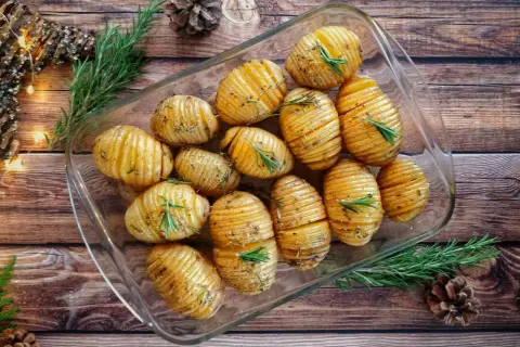 Pommes de terre Hasselback dorées et croustillantes, garnies de romarin frais. Une idée recette pomme de terre simple et savoureuse pour un repas réconfortant.