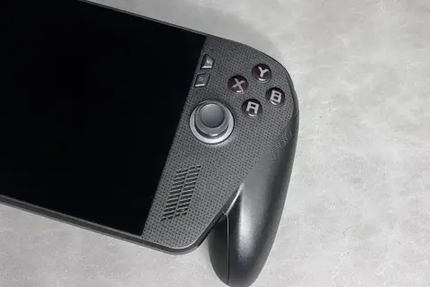 Przenośna konsola do gier, przypominająca Xbox ROG Ally X, z przyciskami A, B, X, Y i analogiem.