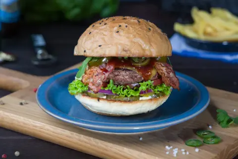 Z czym hamburgery? Odkryj dodatki, które odmienią Twój posiłek