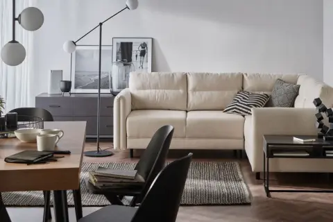 Nowoczesny salon z narożnikiem i stołem. Aranżacje wnętrz z wygodną sofą i stylowymi dodatkami.