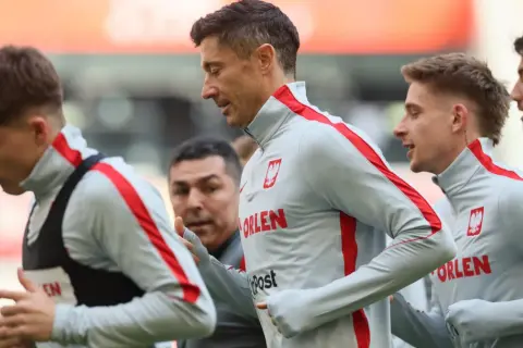 Piłkarze reprezentacji Polski w strojach treningowych z orłem, gotowi do walki o polska mistrzostwa świata.