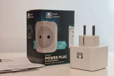Inteligentne gniazdko LSC Smart Connect z monitorowaniem energii. W zestawie opakowanie i instrukcja.