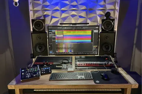 Profesjonalne studio nagraniowe z monitorem odsłuchowym, klawiaturą, kontrolerami i sprzętem do miks mastering.