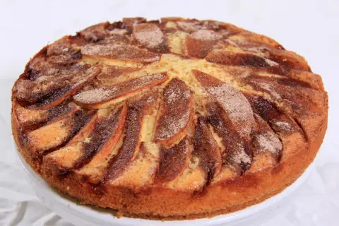 En saftig torta di mele, med äppelklyftor och kanel, redo att avnjutas.