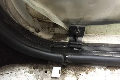 Mokry dywanik? Udrożnij odpływy w aucie i uratuj elektronikę.