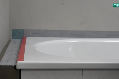 Abdichtung der Badewanne mit speziellen Bändern, bereit für die Badewanne fliesen.