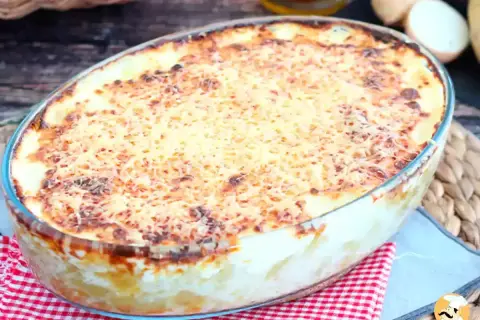 Un délicieux gratin de pâtes doré et gratiné, prêt à être dégusté.