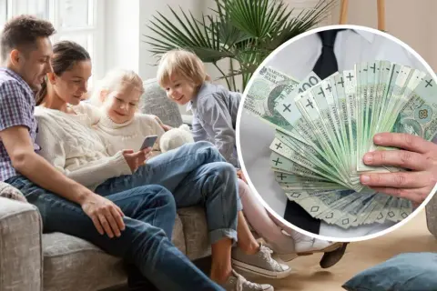 Rodzina na kanapie ogląda telefon, obok stos polskich banknotów.