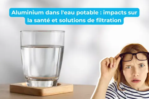 Verre d'eau claire, une femme s'interroge sur la présence d'aluminium dans l'eau potable et ses impacts sur la santé.