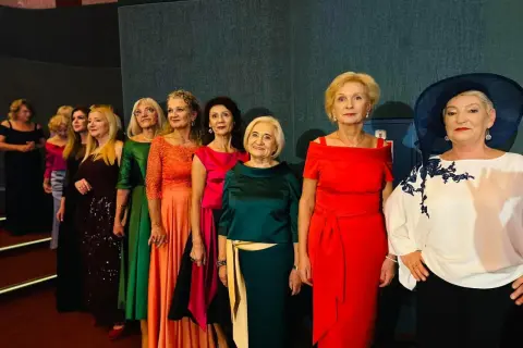 Eleganckie panie w barwnych sukniach. Jaki kolor sukienki na wesele dla mamy? Może ta ognista czerwień lub butelkowa zieleń?