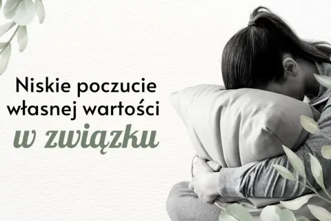 Smutna osoba przytula poduszkę, symbolizując niski poczucie własnej wartości w związku. To przykład błędu poznawczego.