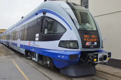 Nowy pociąg ED74-010 PKP Intercity gotowy do podróży z Radomia do Kielc.