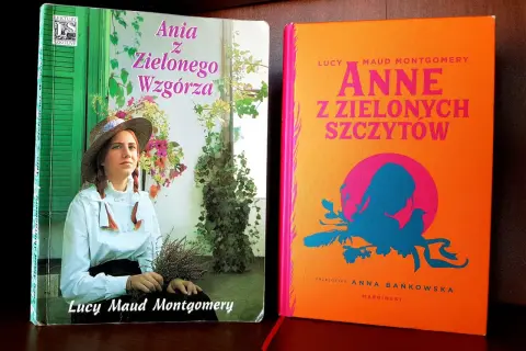 Dwie okładki książek "Ania z Zielonego Wzgórza" - jedna z portretem Ani, druga z ilustracją.