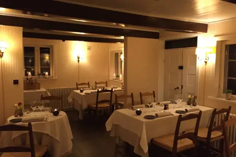 Mysig restaurangmiljö med dukade bord och levande ljus. Perfekt för en middag på en av Odenses många restauranger.