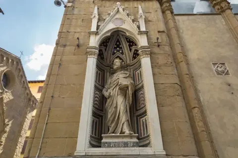 Estatua de San Pedro, una de las obras de arte de Filippo Brunelleschi, en un nicho de mármol con fondo estrellado.