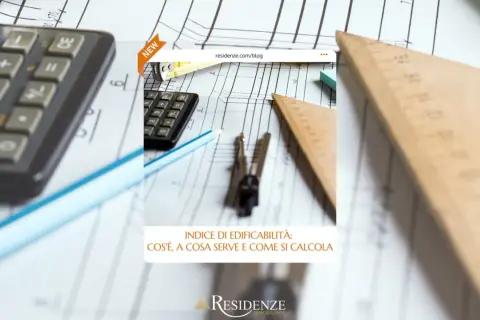 Calcolatrice, righello e compasso su disegni tecnici. L'indice di edificabilità è fondamentale per ogni progetto immobiliare.