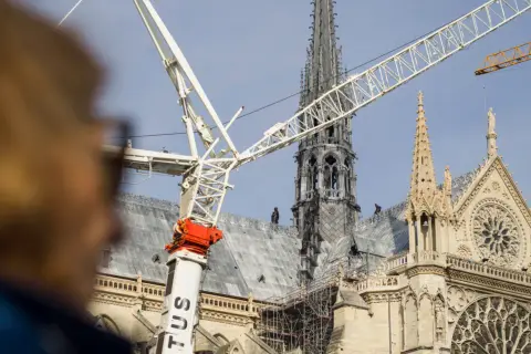Grands travaux sur Notre-Dame de Paris : grues et échafaudages entourent la cathédrale, symbole de la reconstruction.