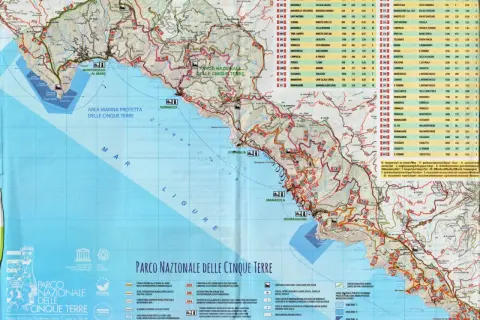 Mapa szlaków turystycznych Cinque Terre, Włochy. Widoczne nazwy miejscowości: Riomaggiore, Manarola, Corniglia, Vernazza, Monterosso.