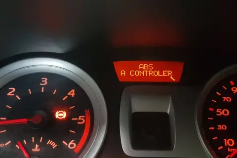 Voyant ABS allumé : une astuce pour le contrôle technique. Le tableau de bord indique "ABS A CONTROLER".