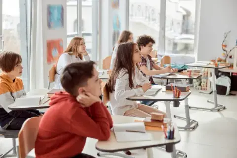 Czy pełnoletni uczeń może się zwolnić? Poznaj swoje prawa i zasady