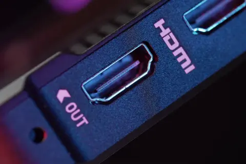 Zbliżenie na port HDMI z napisem "OUT". Może to być pomocne przy rozwiązywaniu problemu błąd HDCP Vectra.