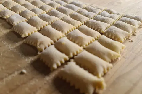 Ravioli fatti in casa, pronti per la cottura. La spoja lorda ricetta originale è un piatto che richiede pazienza e amore.