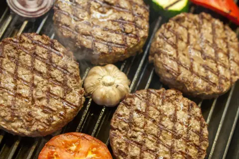 Jak usmażyć burgera na patelni? Sekret soczystości i smaku!
