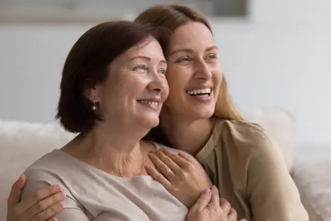 Un abbraccio affettuoso tra madre e figlia, un legame che vale più di un assegno di accompagnamento dopo i 90 anni.