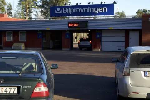 Vid Bilprovningen väntar bilar på sin tur. Frågan är hur ofta besiktar man bilen för att vara säker på vägarna.