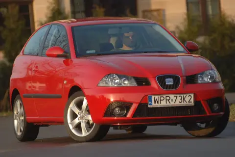 Czerwony Seat Ibiza 3, widok z przodu. Kierowca za kierownicą. Wymiary tego modelu są kompaktowe.