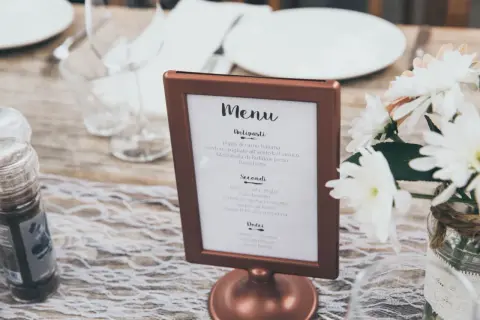 Eleganckie menu na wesele w miedzianej ramce, z włoskimi daniami.