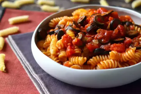 Fusilli al sugo alle olive, un piatto colorato e saporito, pronto per essere gustato.