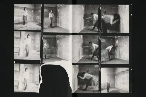 Série de photographies de Francesca Woodman dans une pièce aux murs décrépits, explorant des poses et des mouvements dans l'espace.
