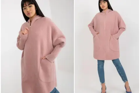Mięciutki różowy kardigan z kapturem, który świetnie sprawdzi się jako alpaka plus size. Model z zamkiem i praktycznymi kieszeniami.