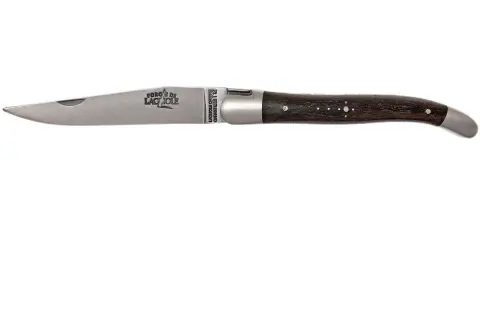 Navaja Laguiole con mango de madera oscura, su hoja de acero pulido evoca la elegancia de una navaja katana.