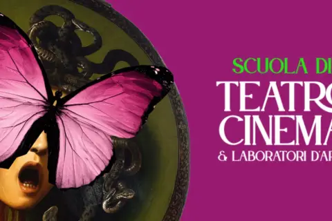 Scuola di Teatro Cinema & Laboratori d'Arte: un'immagine surreale con una farfalla rosa su Medusa, simbolo di un teatro di ricerca innovativo.