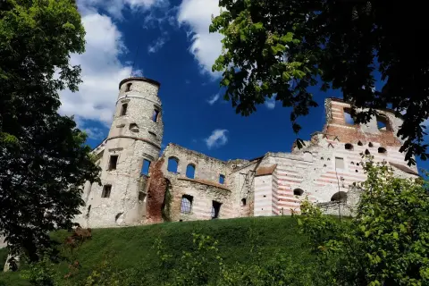 Ruiny zamku na wzgórzu, z charakterystyczną wieżą i ceglanymi pasami. Wspaniałe janowiec atrakcje turystyczne.
