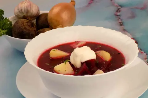Zupa buraczkowa z ziemniakami, podana z kleksem śmietany. Zastanawiasz się, ile kalorii ma zupa buraczkowa z ziemniakami?