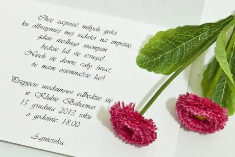 Jak napisać zaproszenie na 18 urodziny, które zachwyci gości