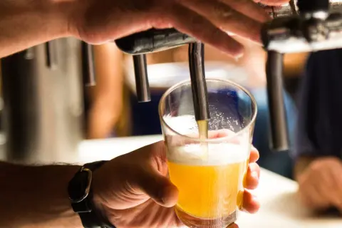 Czy w piwie bezalkoholowym jest alkohol? Sprawdź, co musisz wiedzieć